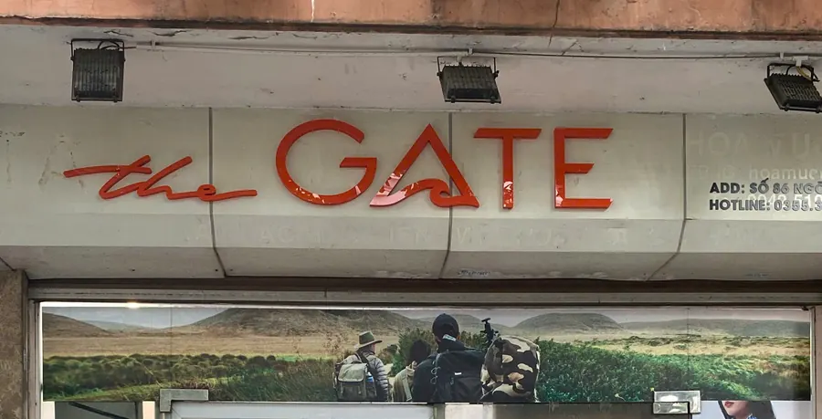 Biển hiệu the GATE màu đỏ trên cửa vào The Gate Nguyễn Trãi